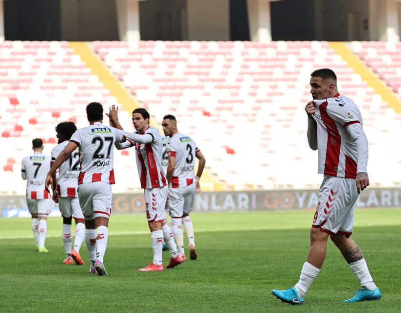 Kayserisporlu Bahoken takım arkadaşına tokat attı - Resim : 1