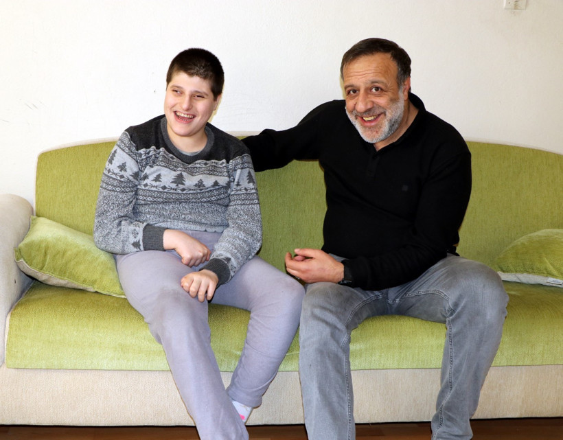 8 yıldır hem anne hem baba! Engelli oğlunun bakımını tek başına üstlendi - Resim : 3