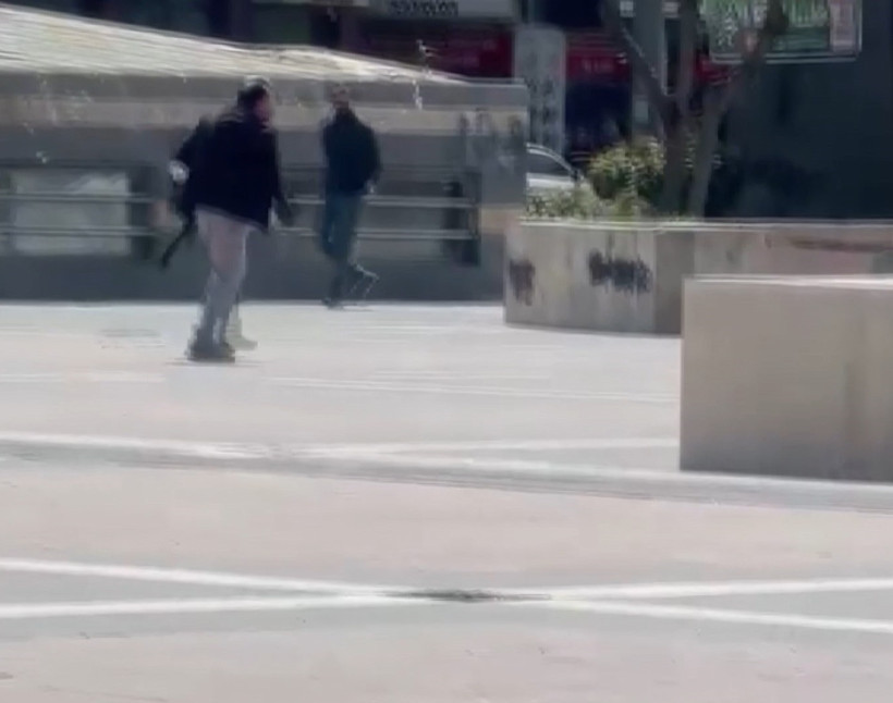 Meydan ortasında pompalı tüfekle yürüdü - Resim : 2