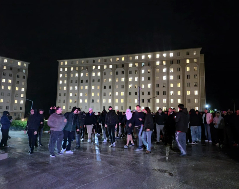 Sular 2 gündür yok! Mahalleli bidonla su taşıdı, öğrenciler tepkili - Resim : 8