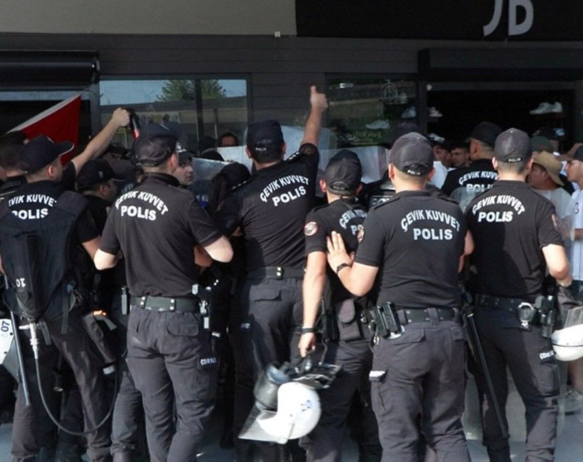 Antalya'da kaçak yapıların yıkımında arbede - Resim: 10