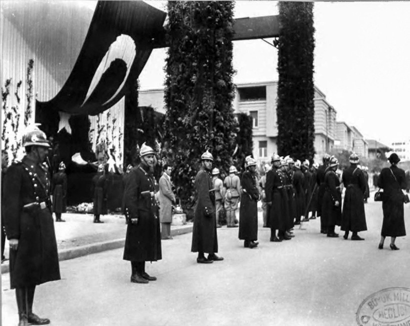 Gözyaşlarıyla tarihe geçen anlar: Atatürk’ün cenaze yolculuğu - Resim: 16