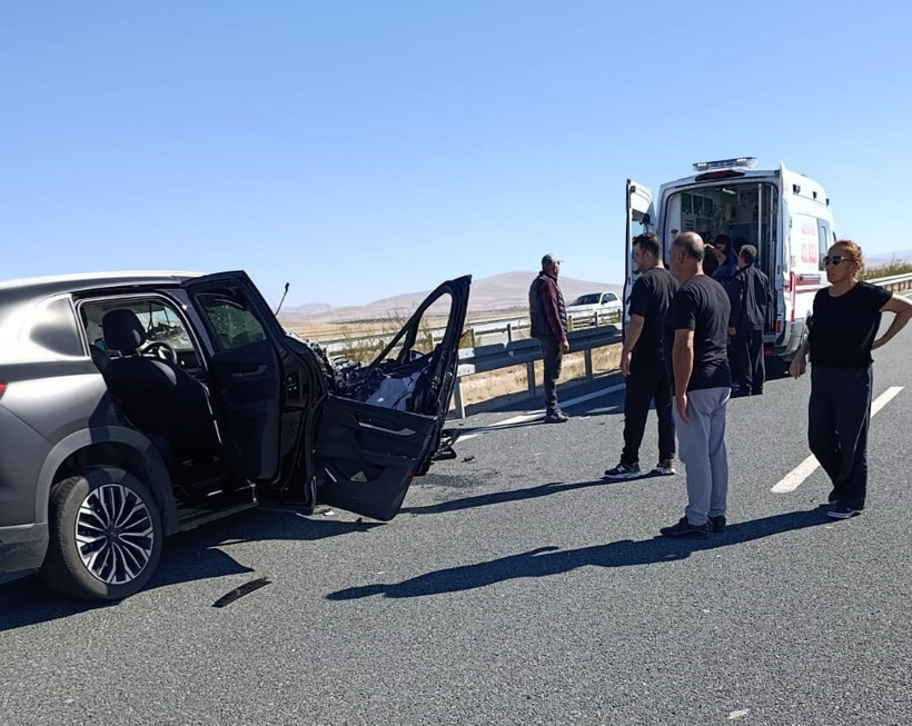 Aksaray’da peş peşe kazalar: Yaralıyı taşıyan ambulans da kaza yaptı! - Resim : 1