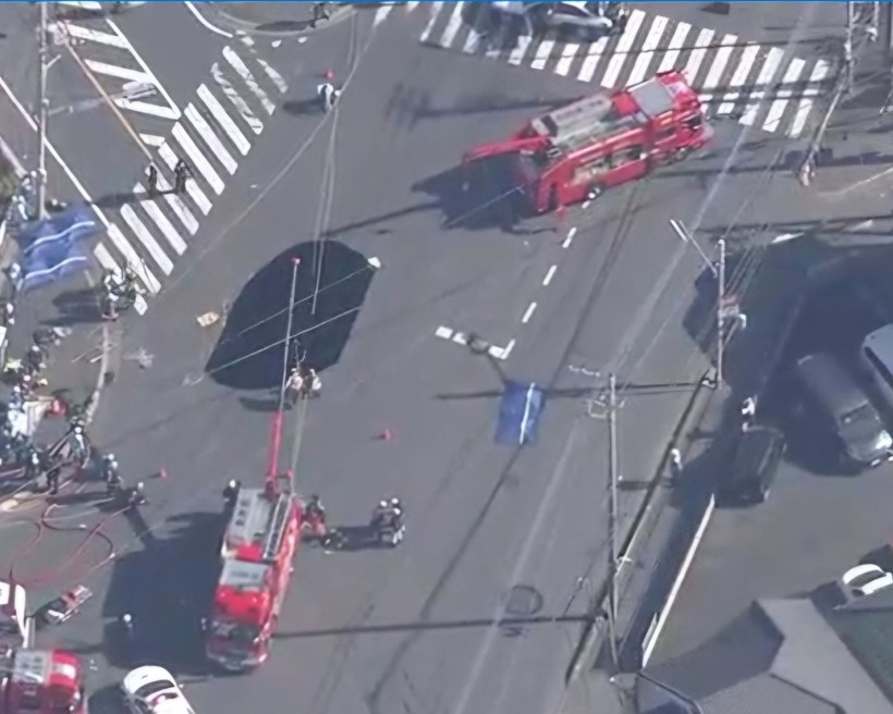 Çöken yol kamyoneti yuttu - Resim : 1