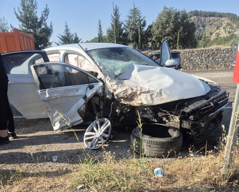 Kamyonetle otomobil çarpıştı: Ölü ve yaralılar var - Resim : 1