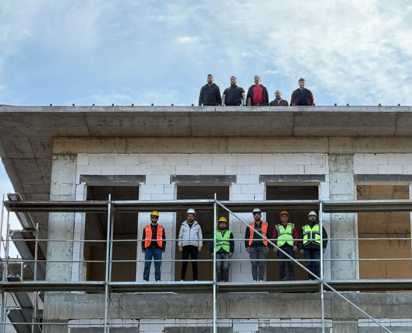 İnşaat işçileri iskelede Ata’ya saygı duruşunda - Resim : 1