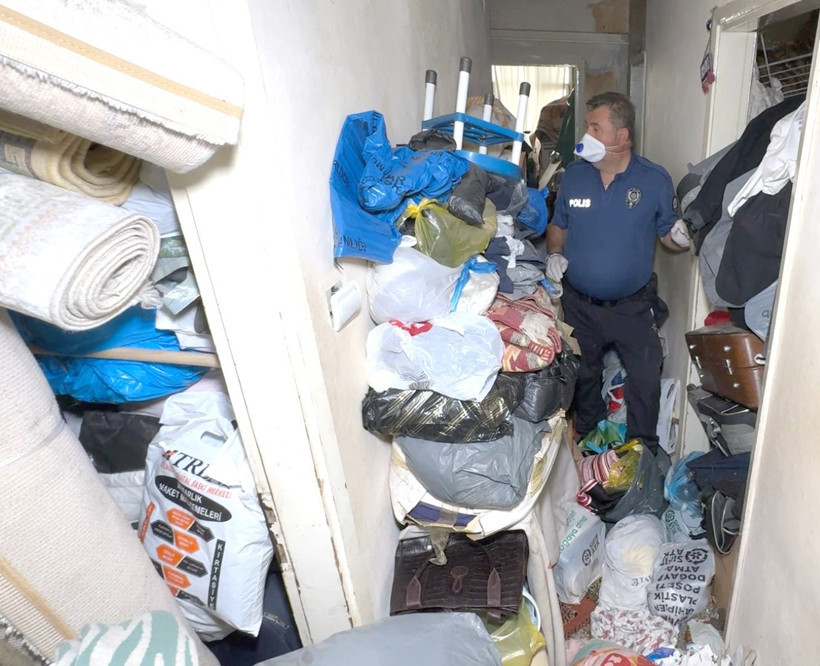 Avcılar'da çöp evden 12 kamyonet eşya çıktı - Resim : 1