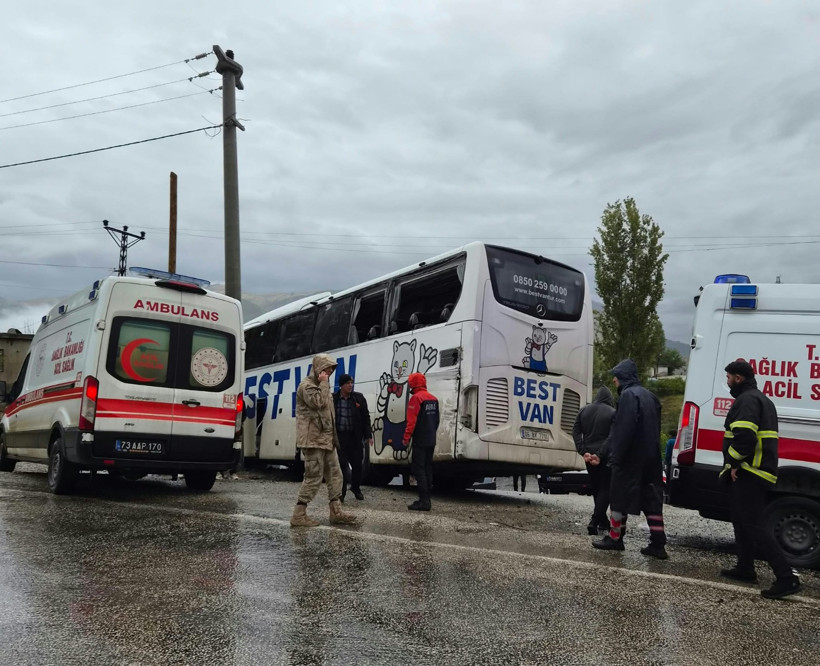 Şırnak&rsquo;ta yolcu otob&uuml;s&uuml; TIR&rsquo;la &ccedil;arpışıp eve girdi. Şof&ouml;r hayatını kaybetti 14 yaralı - Resim : 3