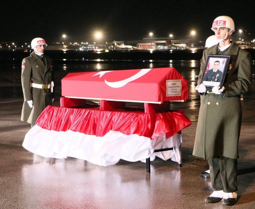 Şehit Nurettin Tokyürek'in naaşı Erzurum'a getirildi - Resim: 2