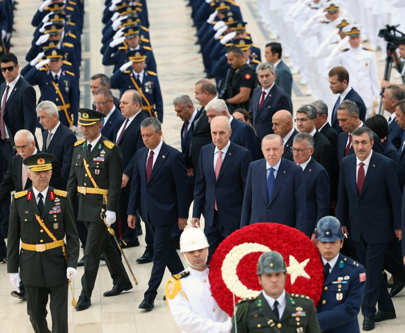 Devlet erkanı 30 Ağustos Zafer Bayram'ında Anıtkabir'de - Resim : 2