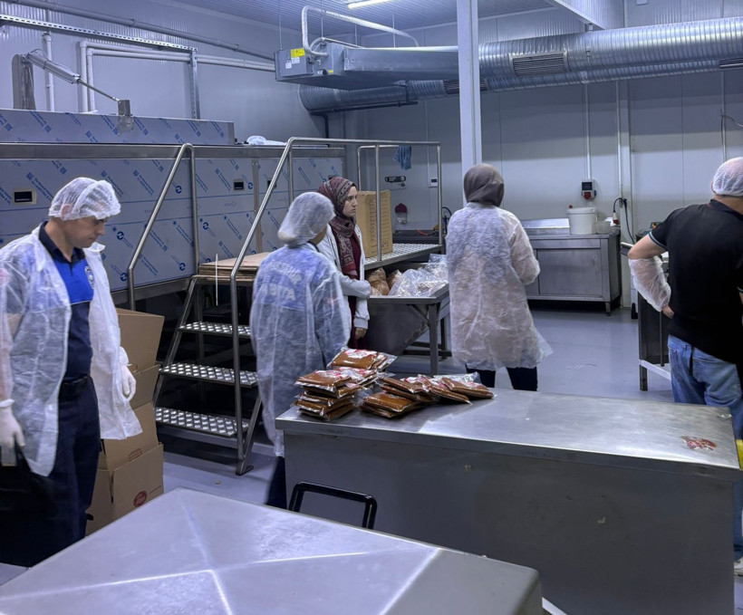 Pislik içinde bir mutfak, kokmuş etler ve her yerde böcekler... - Resim : 1