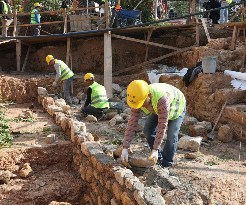 Antalya Hıdırlık Kulesi kazılarında yazıtlı mozaik bulundu - Resim: 5