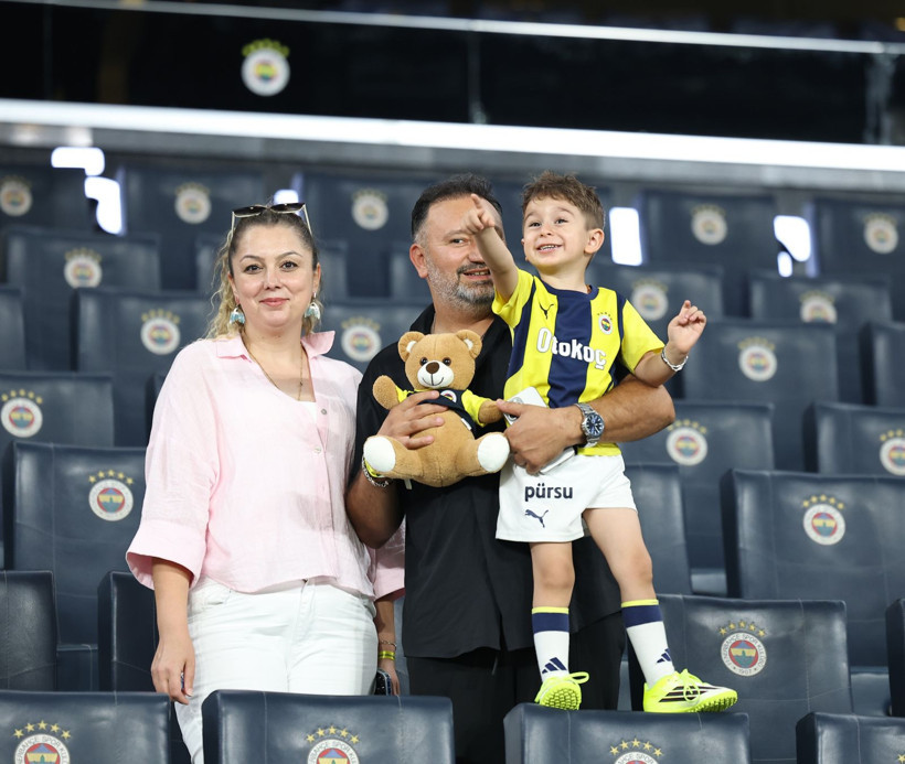 Fenerbahçe, tribünde zorbalığa uğrayan minik Göktuğ’u statta ağırladı - Resim: 2