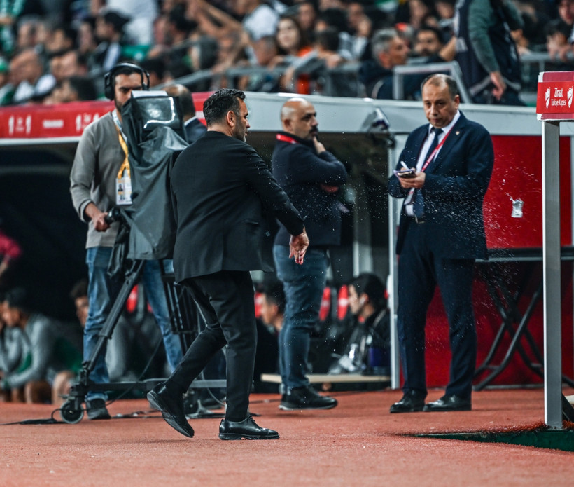 Okan Buruk'un kafasına taktığı konu: 'Üzüntülüyüm' - Resim : 1