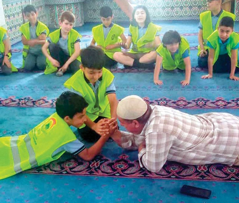 Camiler ibadet yeridir oyun alanı değildir! - Resim : 1