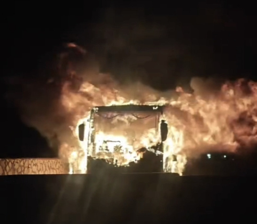 Hatay'da yolcu otobüsü alev alev yandı - Resim : 2