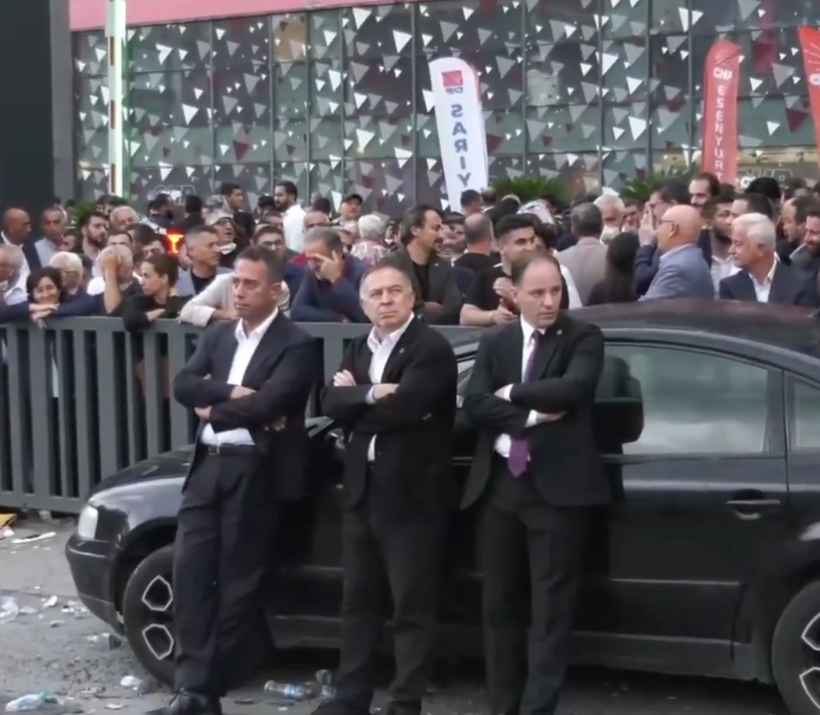 Gözler CHP İstanbul'da: Barikat büyüdü, bekleyiş sürüyor - Resim : 3