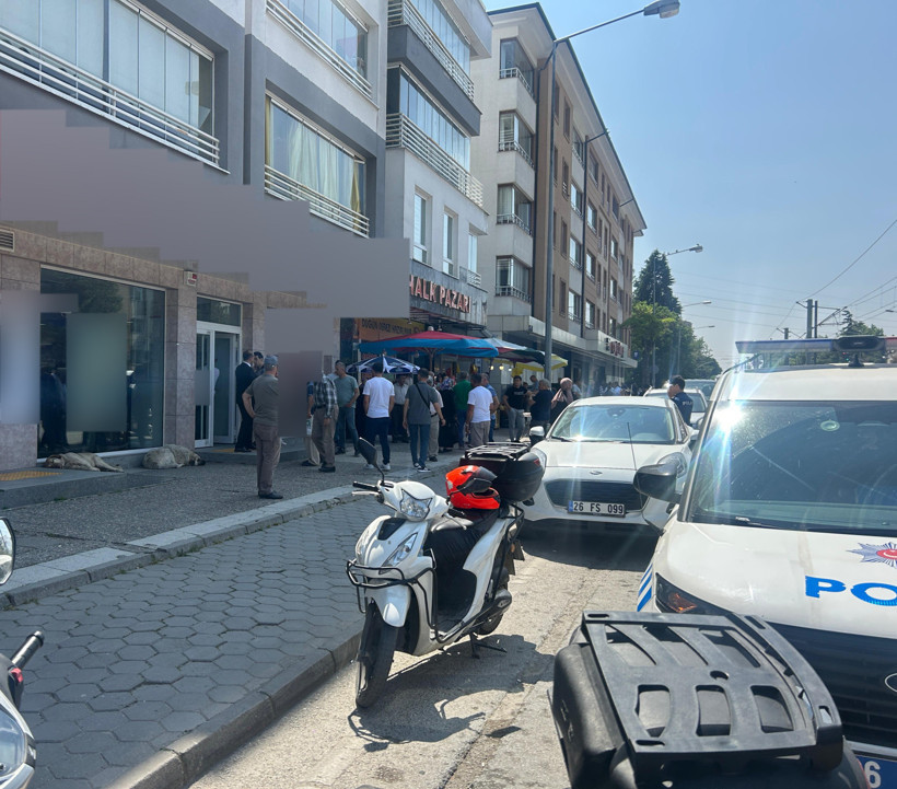 Krediye onay çıkmayınca bankada dehşet saçtı - Resim : 1