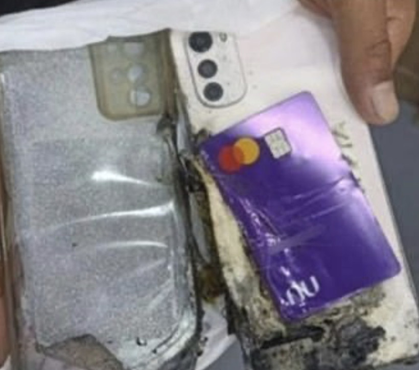 Kadının arka cebindeki telefon patladı - Resim : 1