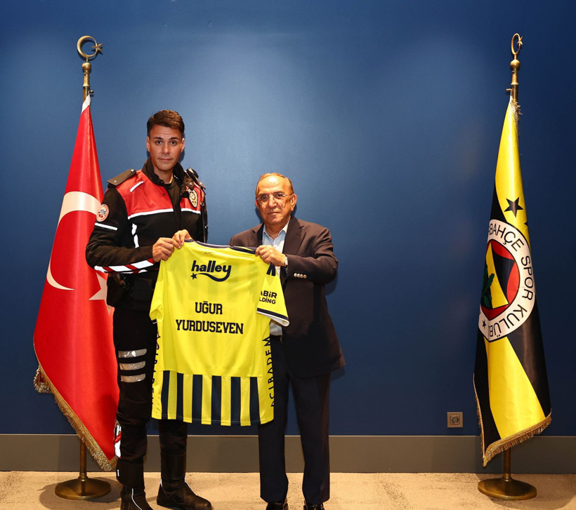 Fenerbahçe, tribünde zorbalığa uğrayan minik Göktuğ’u statta ağırladı - Resim: 6