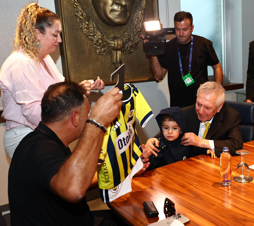 Fenerbahçe, tribünde zorbalığa uğrayan minik Göktuğ’u statta ağırladı - Resim: 11