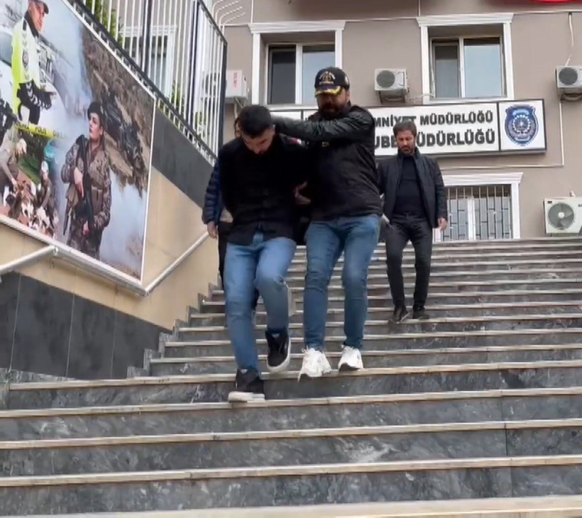 Müşteri gibi girdiği kuyumcudan 560 bin liralık takıyı alıp kaçtı - Resim : 1