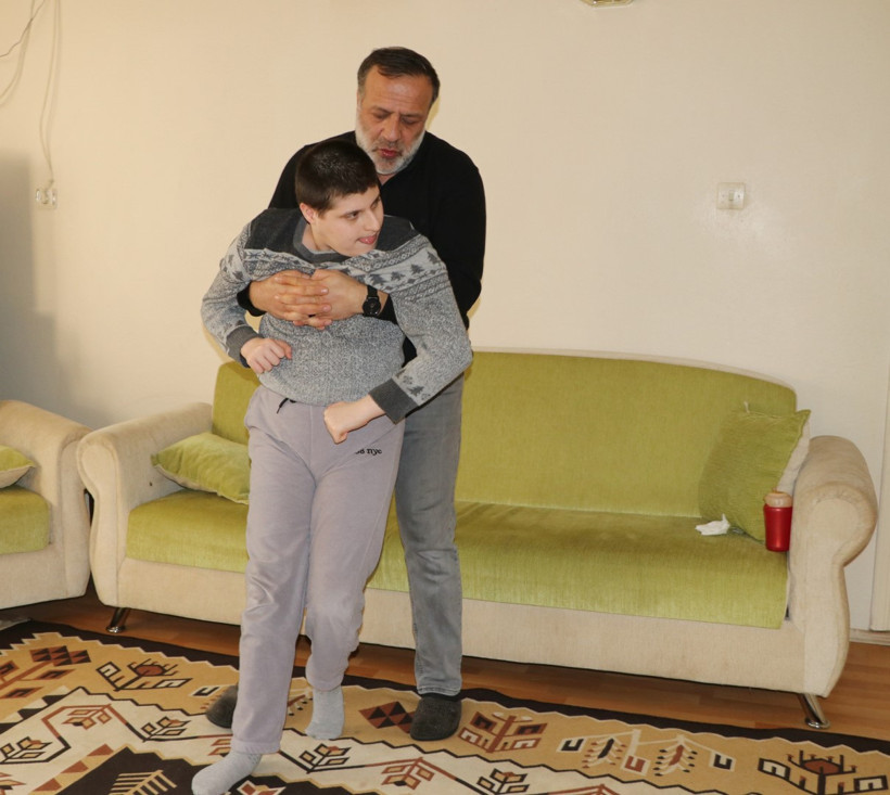 8 yıldır hem anne hem baba! Engelli oğlunun bakımını tek başına üstlendi - Resim : 1