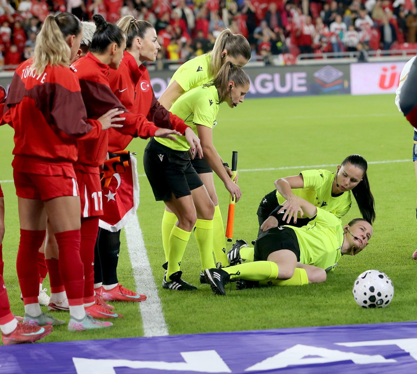 Milli marş okunurken hakem bayıldı: İzmir'de korkutan an! - Resim : 1