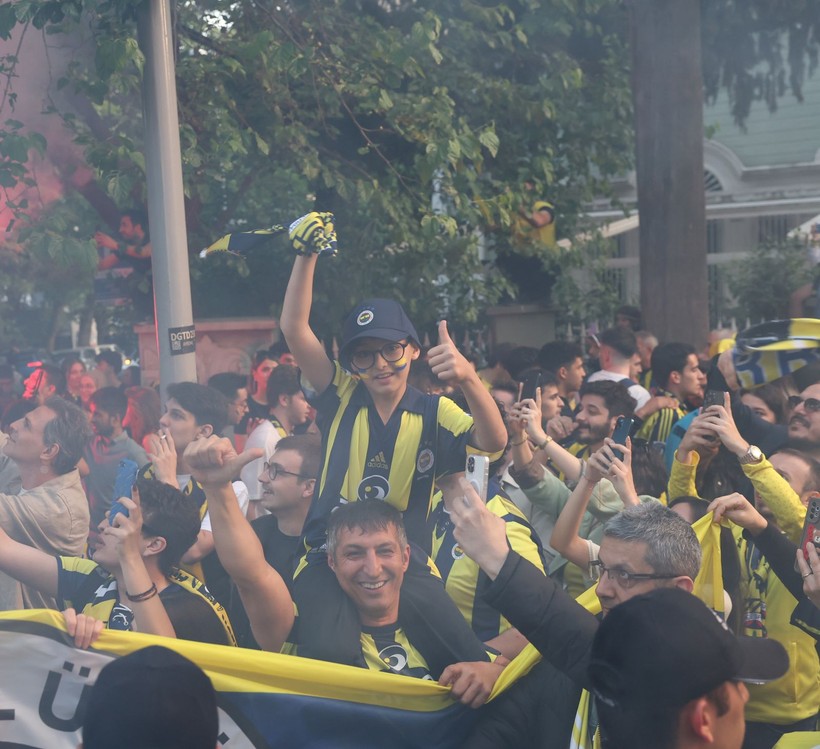 Euroleague şampiyonu Fenerbahçe Beko, Bağdat Caddesi'ni ateşe verdi! - Resim: 13