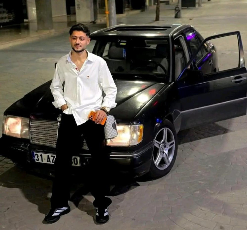 Motosiklet sürücüsü otomobile çarpıp karşı şeritteki aracın altında can verdi - Resim : 2
