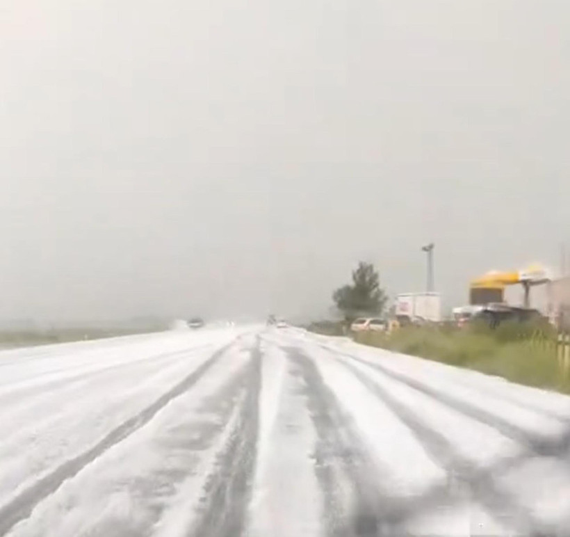 Yaz ortasında yollar beyaza büründü, sürücüler zor anlar yaşadı - Resim : 2