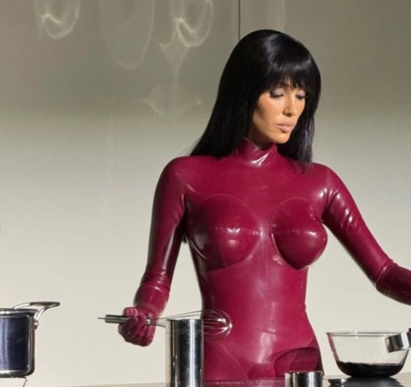 Çıplak fotoğrafları olay olmuştu... Bianca Censori şimdi de sergisiyle hedefte - Resim: 9