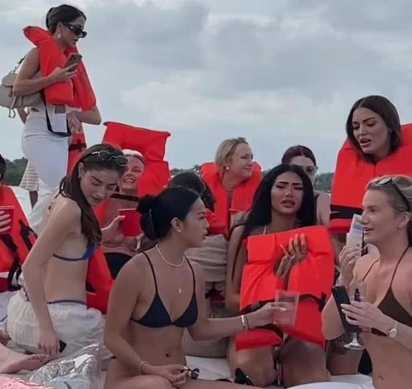 Bikinili 30 fenomen batan yattan kurtarıldı - Resim: 6