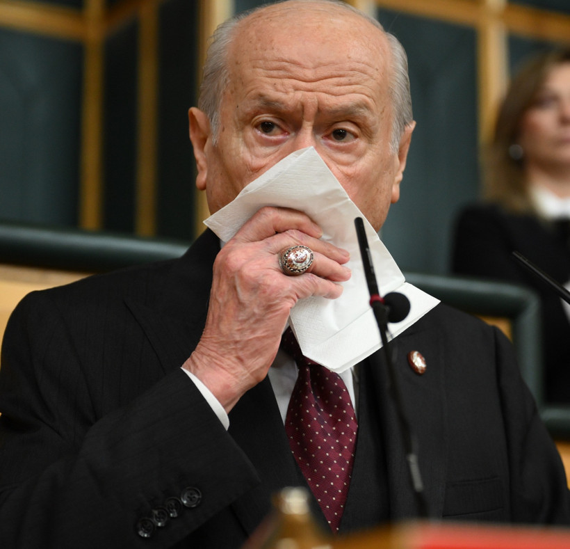 Bahçeli’nin Türk bayraklı yüzüğündeki detay. Yüzüğün üstündeki yazı okundu - Resim : 1