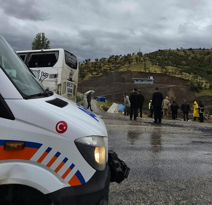Şırnak&rsquo;ta yolcu otob&uuml;s&uuml; TIR&rsquo;la &ccedil;arpışıp eve girdi. Şof&ouml;r hayatını kaybetti 14 yaralı - Resim : 2
