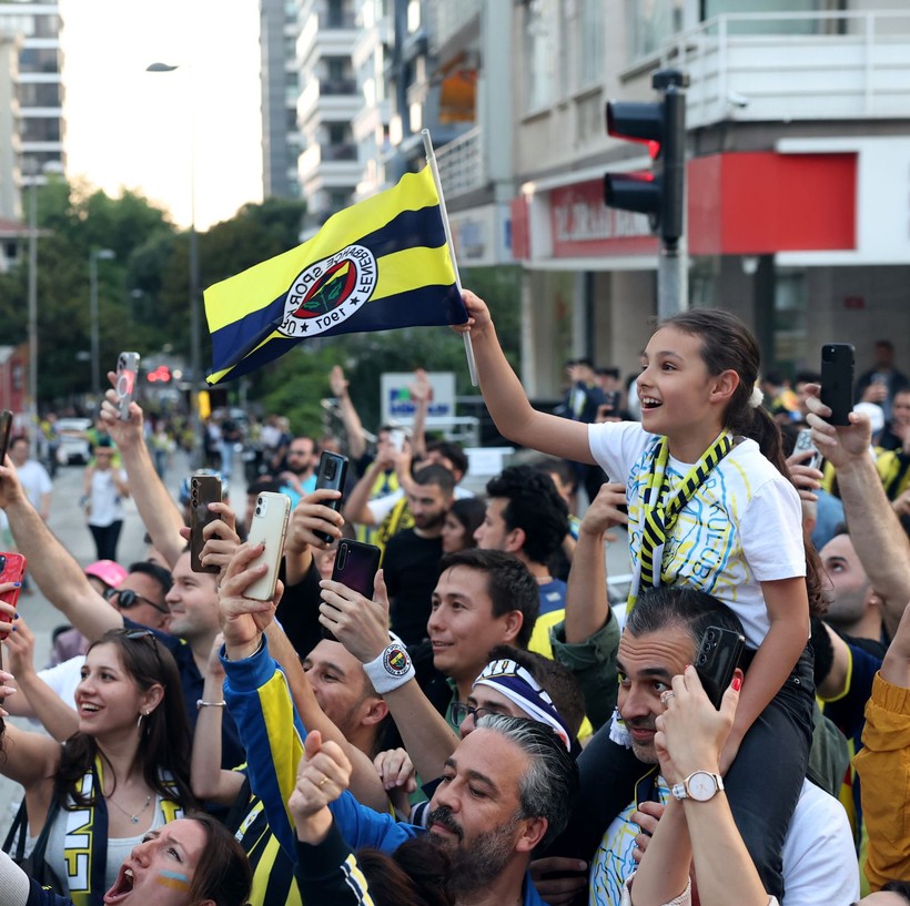 Euroleague şampiyonu Fenerbahçe Beko, Bağdat Caddesi'ni ateşe verdi! - Resim: 17