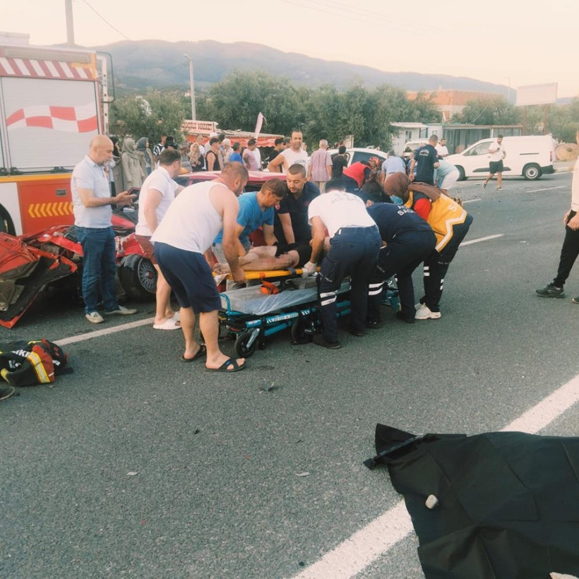 Edremit’te kavşakta feci kaza: 2 ölü, 3 ağır yaralı - Resim : 1