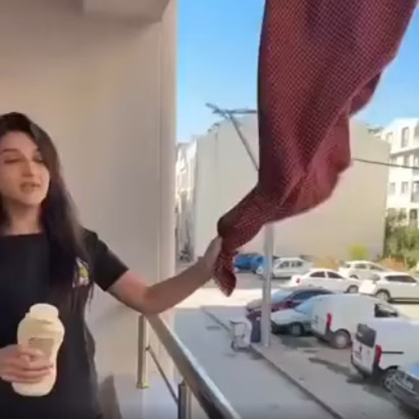 Balkondan sürekli eşya sarkıtıyordu: Genç kadının çözümü gündem oldu! - Resim : 1