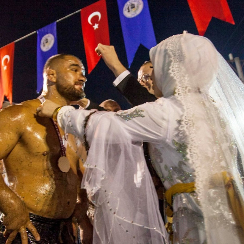 Uğruna güreşçilerin getirildiği gelin düğünden sonra sürpriz yaptı: Damat hala şokta - Resim : 3