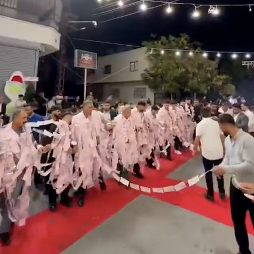 Takı merasiminde ağızları açık bırakan an! Gelin ve damada takılan paralar uzadıkça uzadı - Resim : 2