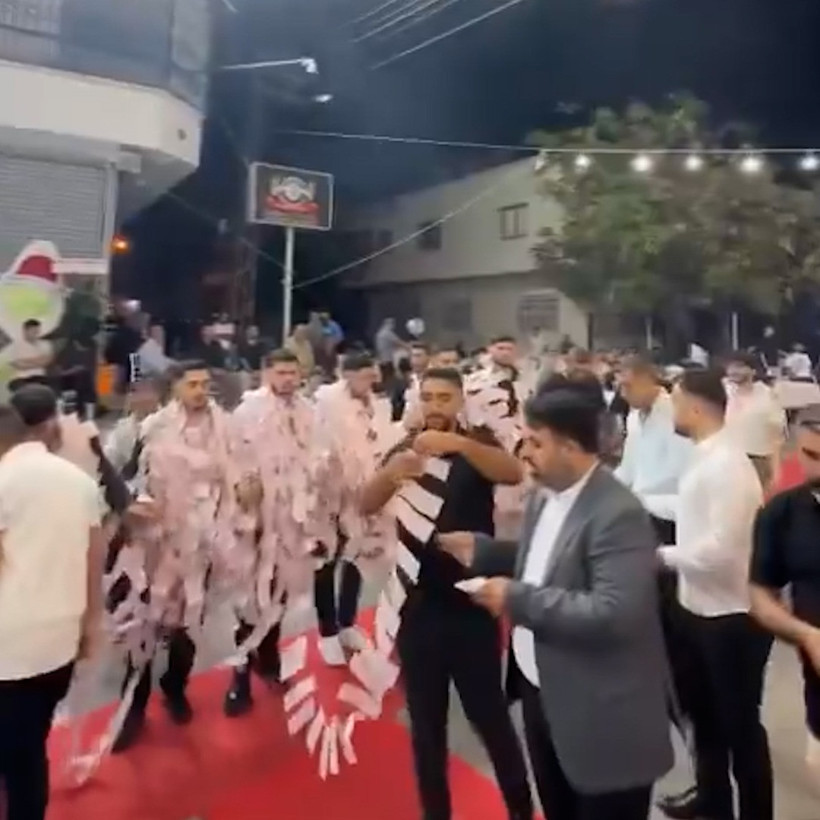 Takı merasiminde ağızları açık bırakan an! Gelin ve damada takılan paralar uzadıkça uzadı - Resim : 1