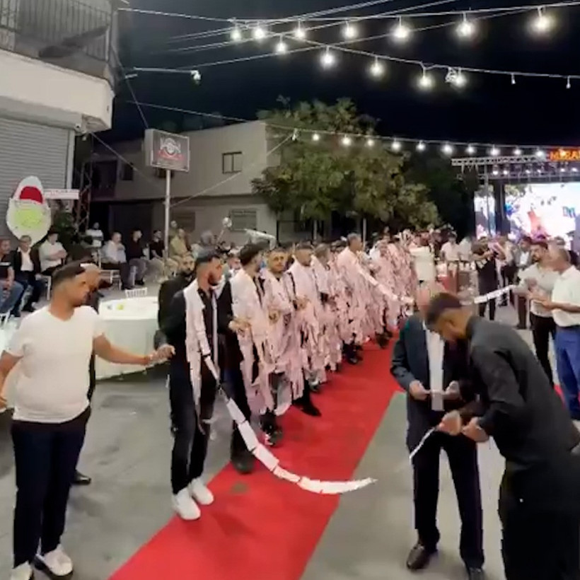 Takı merasiminde ağızları açık bırakan an! Gelin ve damada takılan paralar uzadıkça uzadı - Resim : 3
