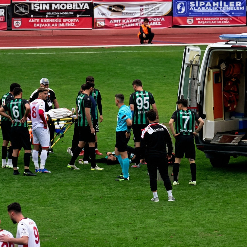 90+3'te kalp krizi geçirdi. Deneyimli futbolcu anjiyoya alındı - Resim : 1