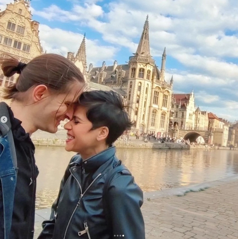 Şarkıcı Aydilge, Hande Erçel ve Hakan Sabancı'yı ti'ye aldı - Resim : 2