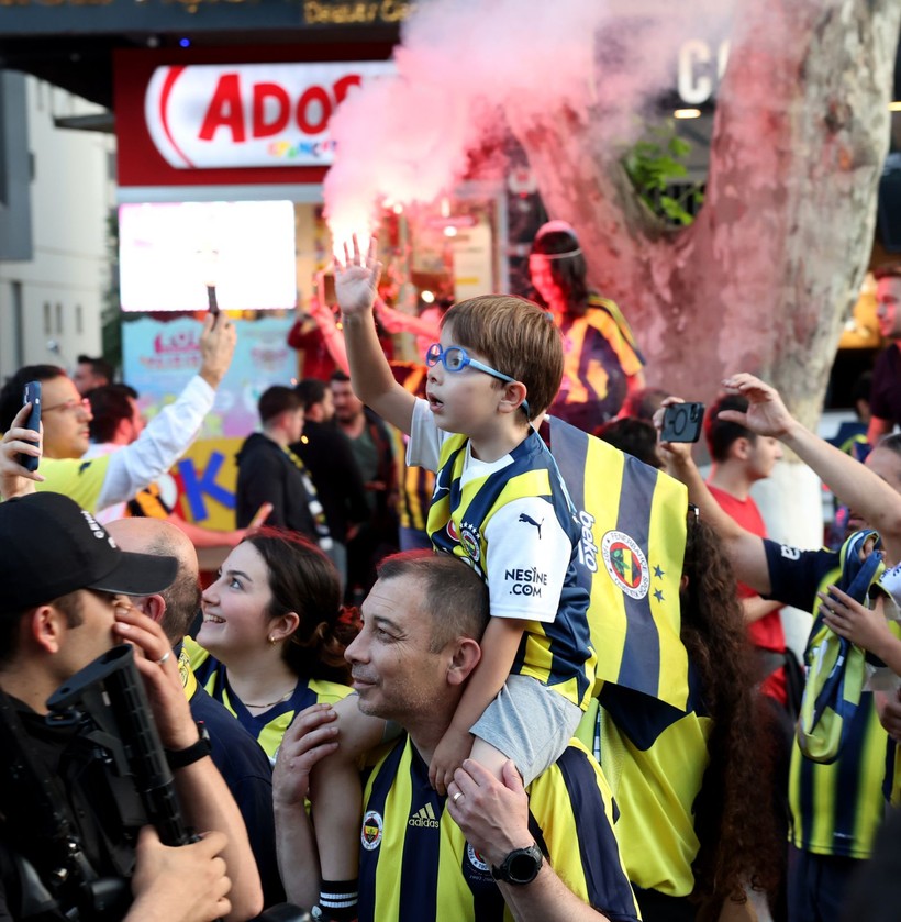 Euroleague şampiyonu Fenerbahçe Beko, Bağdat Caddesi'ni ateşe verdi! - Resim: 19