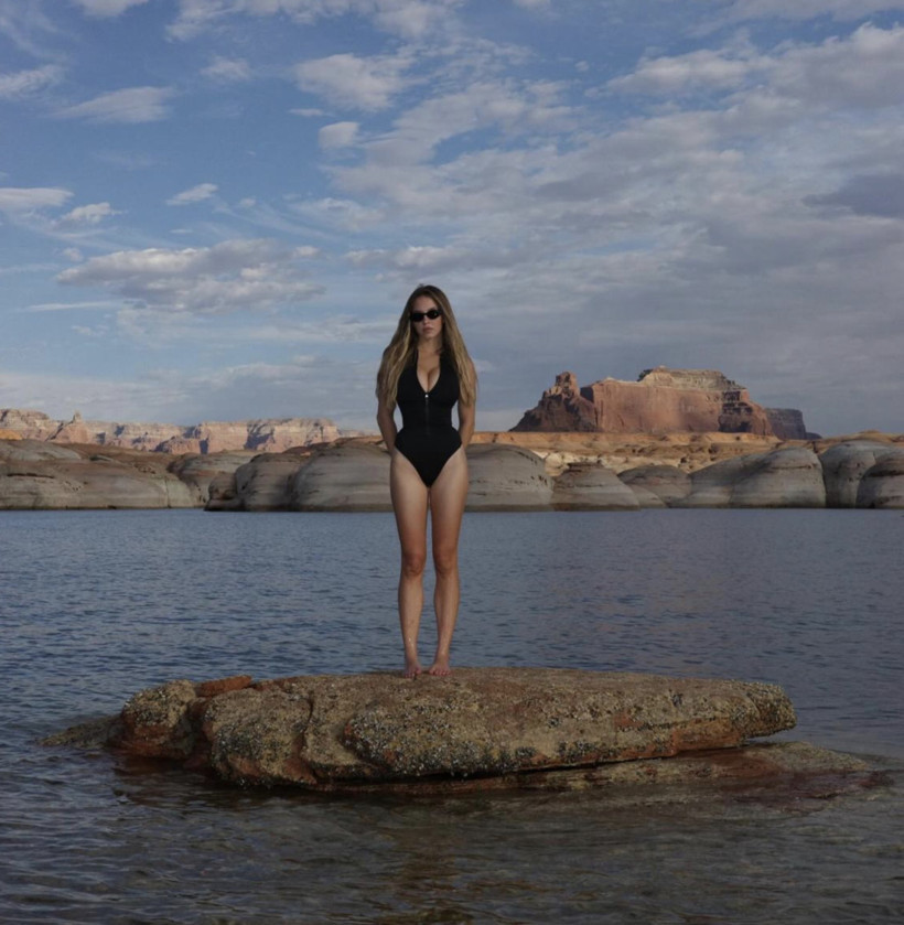 Ünlü oyuncunun tatil pozlarına beğeni yağdı - Resim : 1