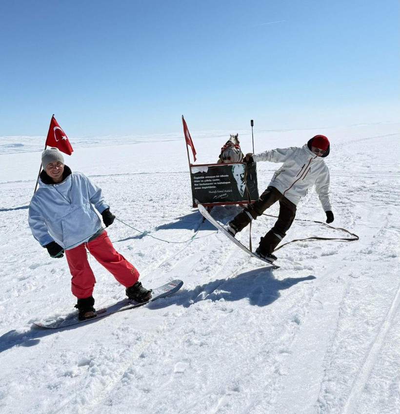Atlar dörtnala, onlar snowboard’la! Çıldır Gölü'nde sınırları zorladılar - Resim: 5