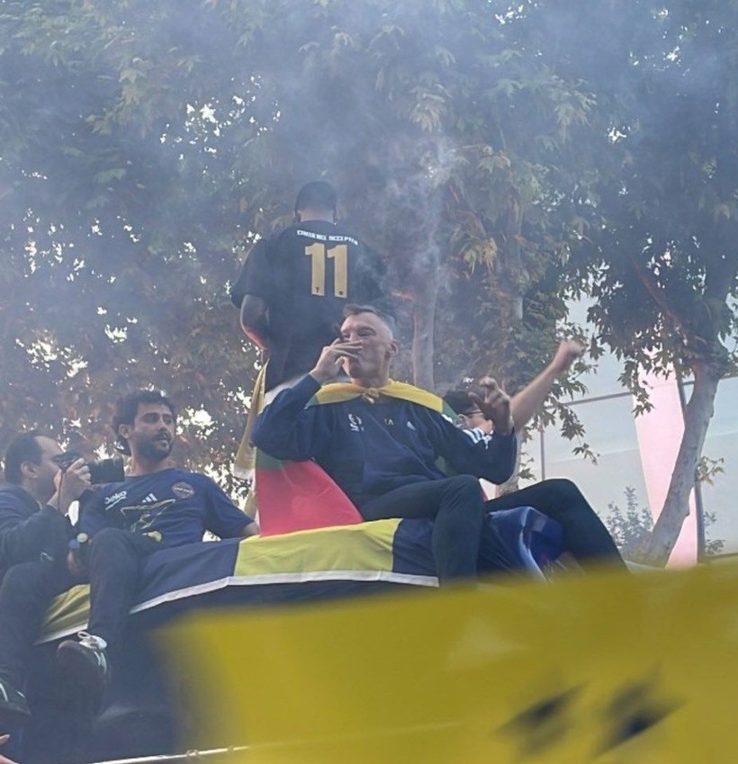 Euroleague şampiyonu Fenerbahçe Beko, Bağdat Caddesi'ni ateşe verdi! - Resim: 15