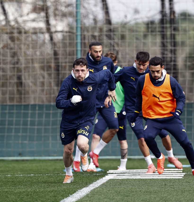 Fenerbahçe'de derbi öncesi 'kart' alarmı: Galatasaray maçında oynamayabilir! - Resim : 1