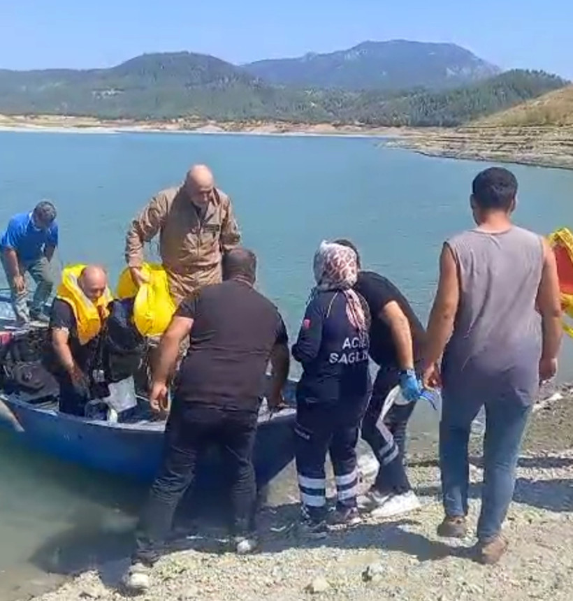 Eğitim uçağı göle düştü - Resim : 1